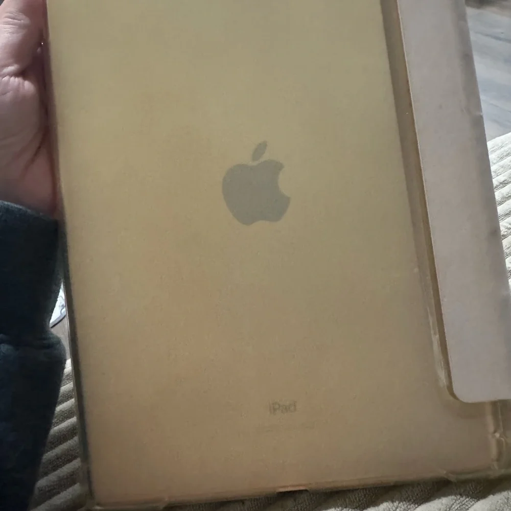 7th Gen iPad Tablet with Cracked Screen.